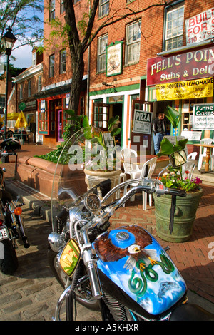 Motorräder in der Nähe von Geschäften in Fell s Point Area in der Nähe von Baltimore Harbor Stockfoto