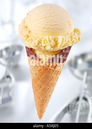 VANILLA ICE CREAM IN KEGEL Stockfoto