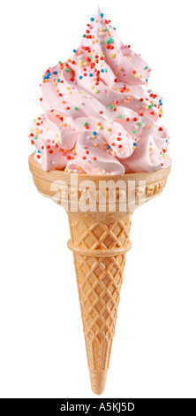 STRAWBERRY ICE CREAM CONE AUF WEIß Stockfoto