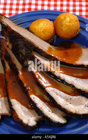 BBQ Texas Style Rindfleisch Bruststück mit hausgemachtes Maisbrot Stockfoto