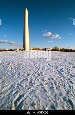 Washington DC schneebedeckte Wiese vor der Marmor Obelisk des Washington Monument Stockfoto