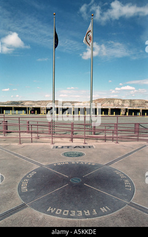 Die Markierung am Four Corners Monument der einzige Ort in den USA, wo vier Staaten an einem Punkt-Arizona-Colorado schneiden Stockfoto
