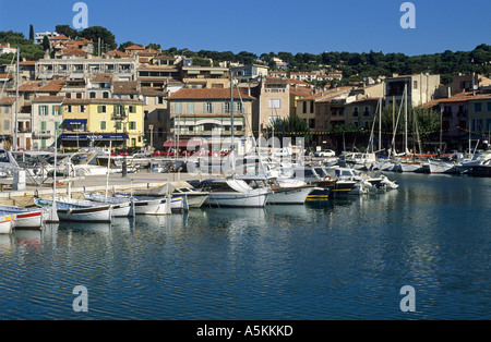 Boote im Hafen von Cassis, Provence, Frankreich Stockfoto