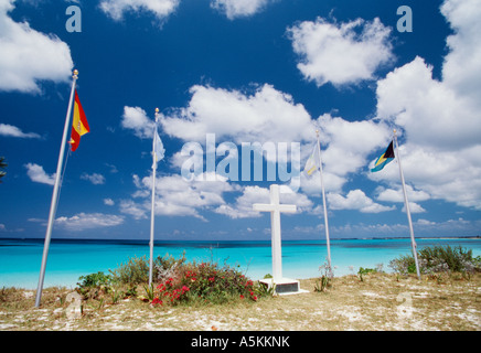 San Salvador Cross Flags Kennzeichnung vor Ort, wo Columbus wird gedacht, um gelandet Stockfoto