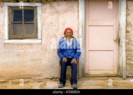 Ein Alter Mann sitzt vor seinem Haus im Navajo-Reservat in Arizona Stockfoto