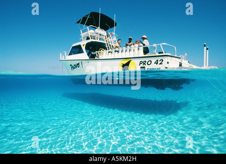 Turks Caicos unter über oder Pro42 Tauchboot im Nordwesten Punkt Tiki Village Beach Stockfoto