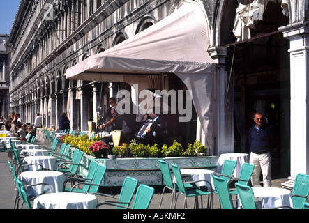 Cafe und Musikern, die in einem Straßencafé in St. Marks Platz Venedig Italien Stockfoto