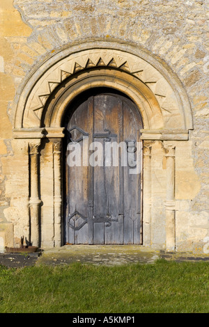 Norman gewölbte Tür St Faith Church Shellingford in Oxfordshire früher Berkshire England UK JMH1128 Stockfoto