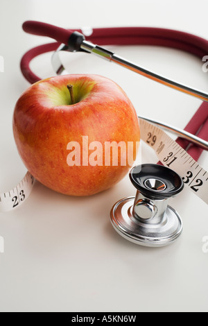 Nahaufnahme von Apple Maßband und Stethoskop Stockfoto