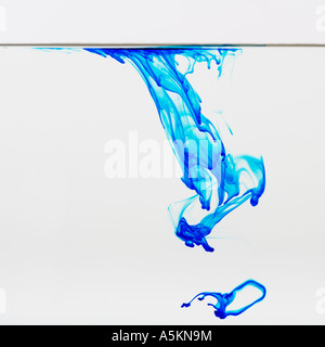Blauen Farbstoff im Wasser schwimmende Stockfoto
