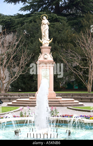 Brunnen und Statue in Piazza della Rena Merano Alto Adige Italien Stockfoto
