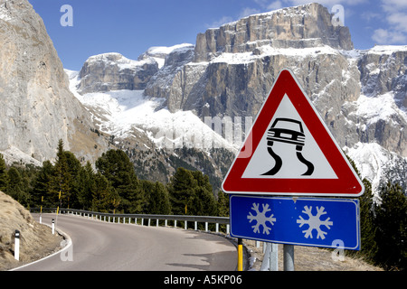 Straße durch das Sellajoch Val Gardena-Südtirol-Italien Stockfoto