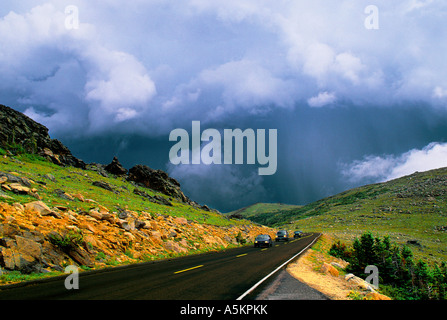 Colorado Rocky Mountain-Nationalpark. Zweispuriger Autobahnverkehr. Bergpass mit kurvenreicher Straßeninfrastruktur Amerika. Dunkle Sturmwolken regnen USA Stockfoto