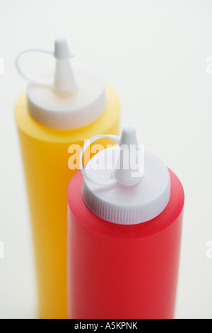 Nahaufnahme von Ketchup und Senf Flaschen Stockfoto