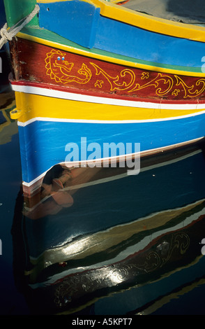 Bunte Luzzu Boot im Hafen, Malta Stockfoto