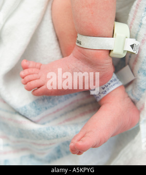 Neugeborenes Baby s Füße mit Krankenhaus-tags Stockfoto