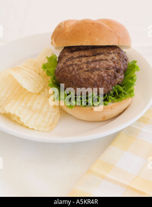 Nahaufnahme eines Hamburger auf Platte Stockfoto