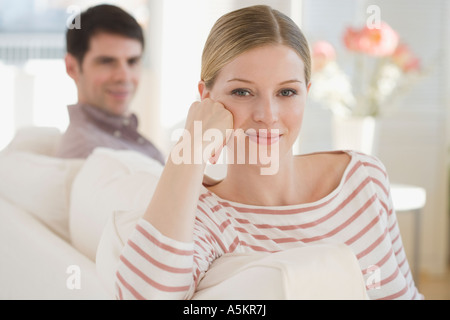 Porträt der Frau auf sofa Stockfoto