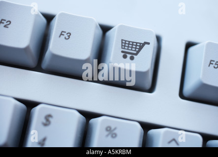 Shopping Warenkorb-Button auf Tastatur Nahaufnahme Stockfoto