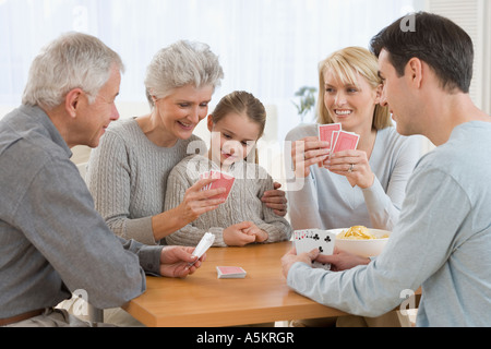 Multi Generationen Familie Spielkarten Stockfoto