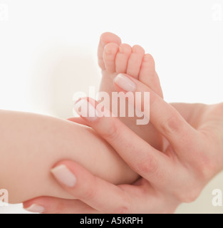 Nahaufnahme von Mutter hält Baby s Fuß Stockfoto