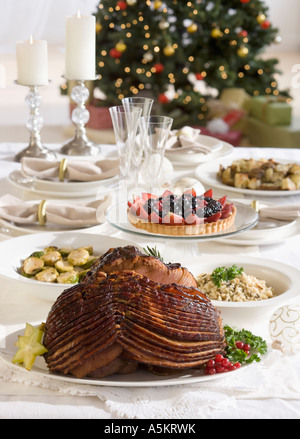 Spiral-Schinken und Beilagen auf Weihnachtstisch Stockfoto