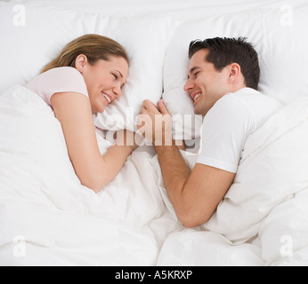 Paar Lächeln einander im Bett Stockfoto
