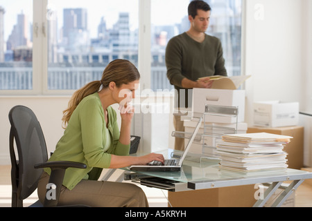 Geschäftsleute, die Einrichtung eines neuen Büros Stockfoto