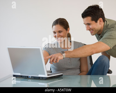 Paar zeigt auf laptop Stockfoto