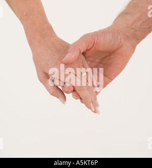 Nahaufnahme eines älteres paar Hand in Hand Stockfoto