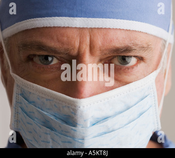 Nahaufnahme eines männlichen Arzt tragen Mundschutz Stockfoto