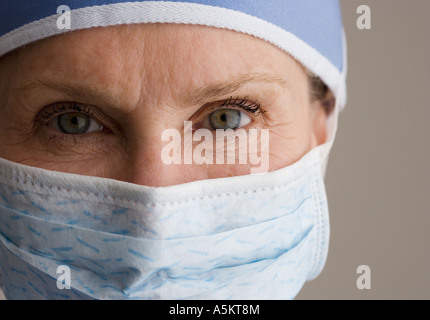 Nahaufnahme von Ärztin Mundschutz tragen Stockfoto