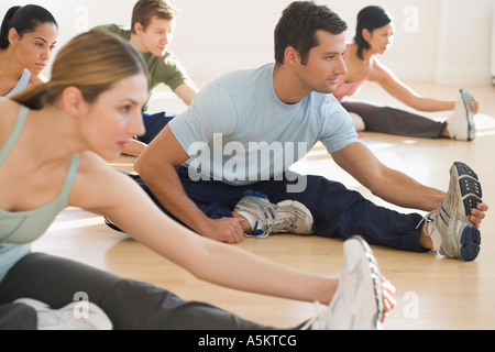 Gruppe von Menschen, die Dehnung Stockfoto