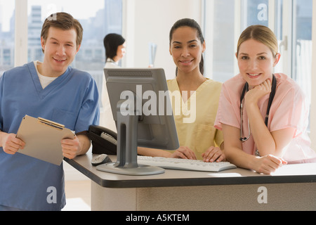 Porträt der jungen Ärzte im Krankenhaus Stockfoto