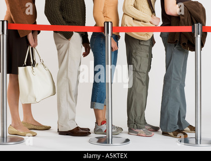Gruppe von Menschen in einer Schlange stehen Stockfoto