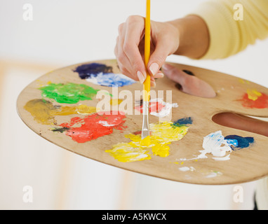 Nahaufnahme der Künstlerin mit palette Stockfoto