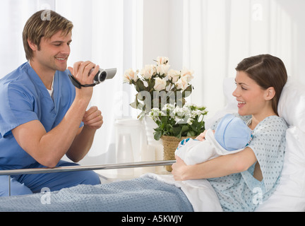 Vater Videoaufzeichnung Mutter und Neugeborene Stockfoto