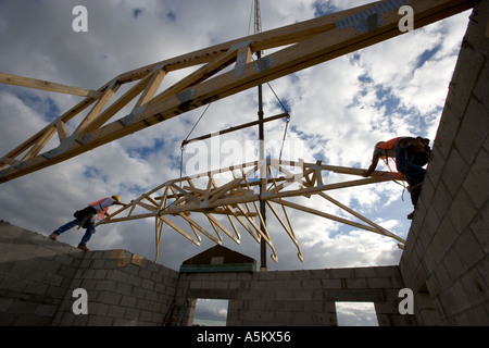 Wohnbau Installation Dach Truses in Florida USA Stockfoto