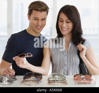 Paar shopping für Sonnenbrillen Stockfoto