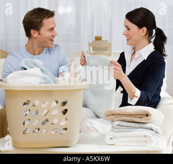 Paar Falten Wäsche im Wohnzimmer Stockfoto