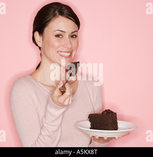 Porträt der Frau Kuchen essen Stockfoto