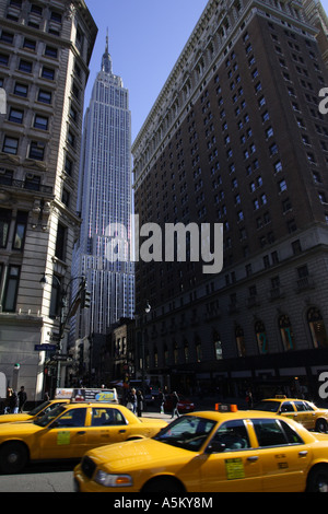 Empire State Building und New York taxis Stockfoto
