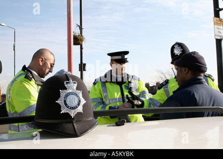 Polizei interview einen Mann Verdacht fahren ohne Versicherung vor sieben Könige Bahnhof in East London Stockfoto