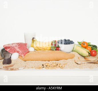 Studioaufnahme der vier Gruppen von Lebensmitteln Stockfoto