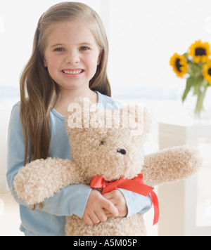 Porträt von Mädchen umarmt Teddybär Stockfoto