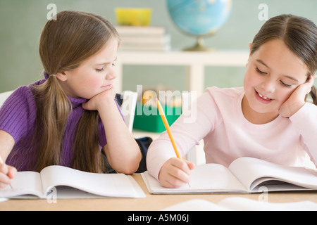 Zwei Mädchen lernen im Klassenzimmer Stockfoto