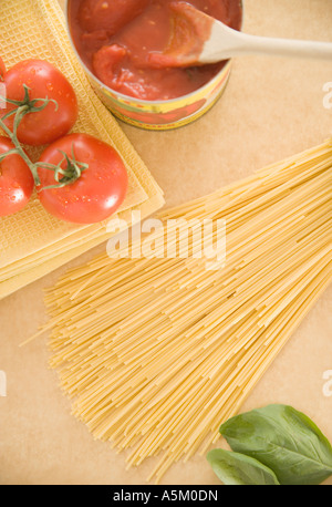 Erhöhte Ansicht von Pasta und Tomaten Stockfoto