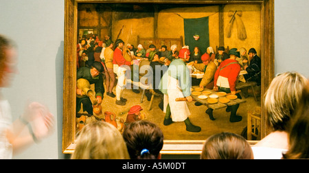 Lehrer und Schüler im Kunsthistorischen Fine Arts Museum in Wien bewundern die Bauernhochzeit von Pieter Brueghel ältere Stockfoto