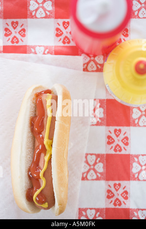 Erhöhte Ansicht der Hot Dog mit Ketchup und Senf Stockfoto