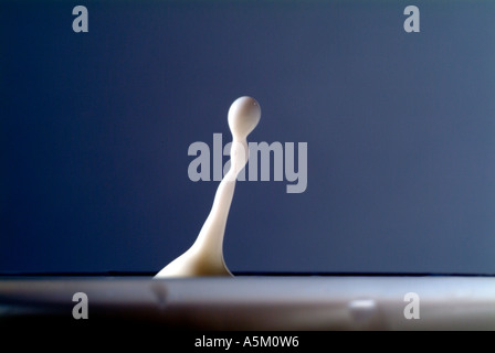 Tropfen in einem Glas Milch Stockfoto